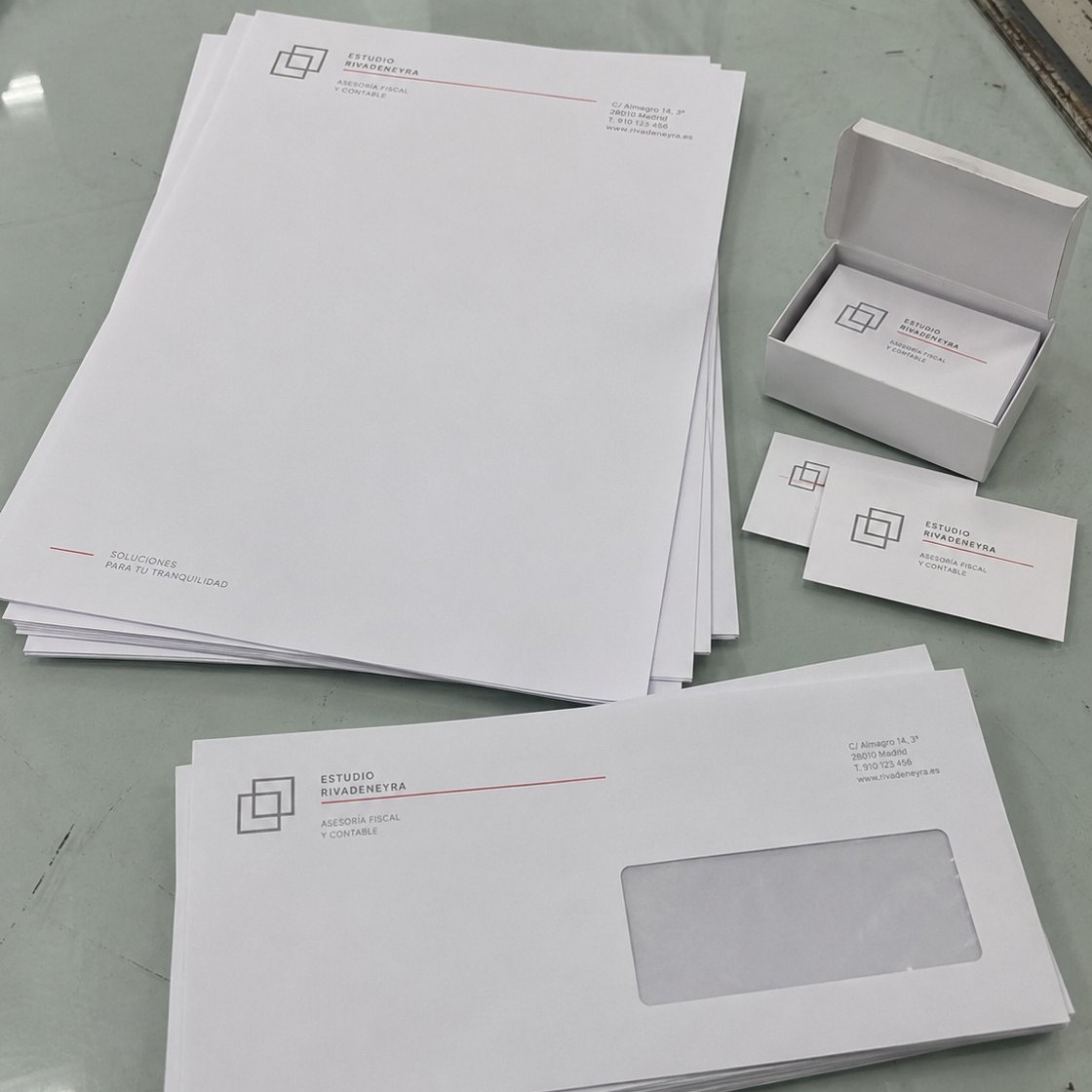 Papelería corporativa para despachos: papel de carta, tarjetas y sobres, por Imprymo